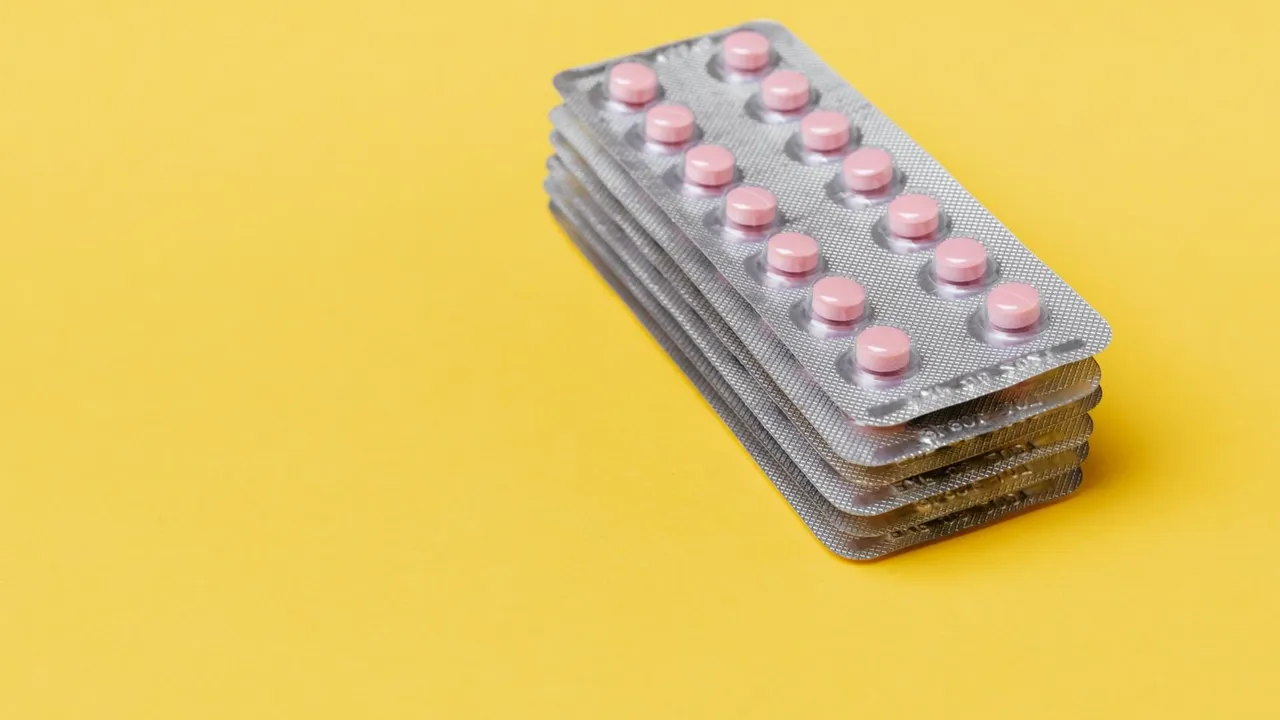 Comprimés de diazépam posés près d'une boîte de médicament et d'une ordonnance